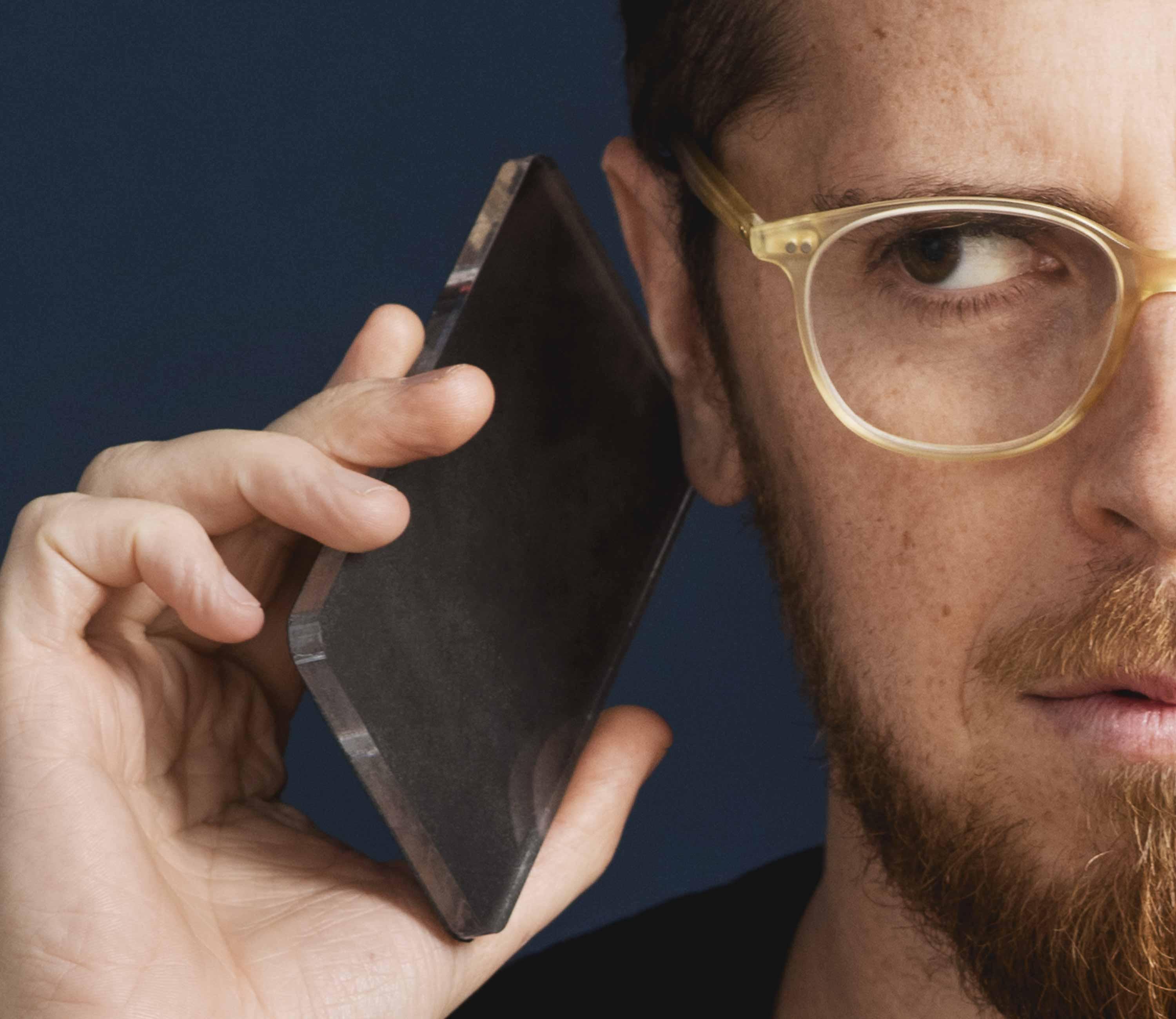 Person som håller en smartphone-liknande prototyp mot sitt öra